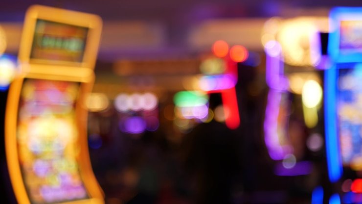 Meja live casino dengan dealer dan pemain di platform agentoto play