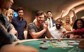 Tampilan overhead meja roulette dengan bola dan pocket yang jelas